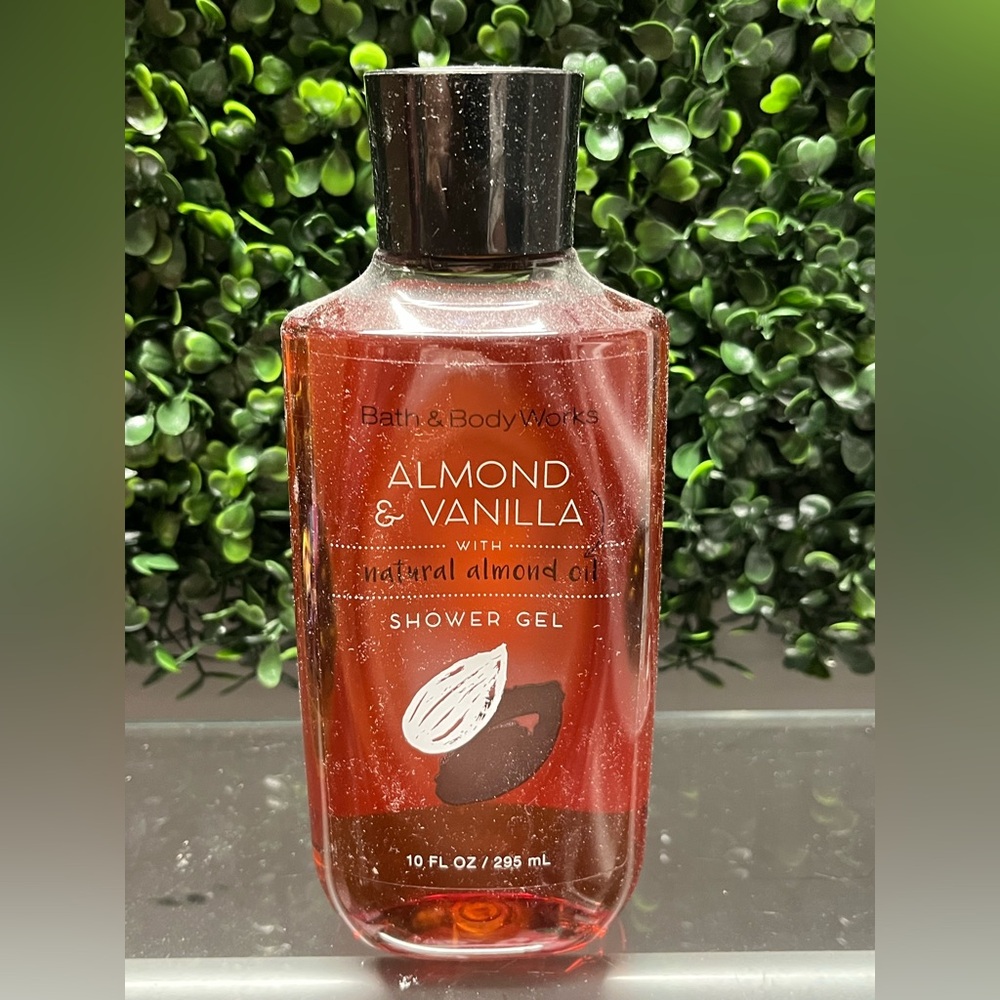 Bath & Body Works Almond & Vanilla Shower Gel - Red